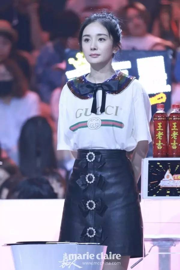 领口黑丝带搭得好时尚Icon，搭不好隔壁村服务员阿花