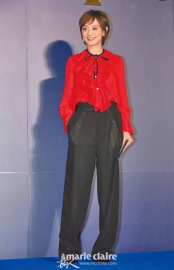 领口黑丝带搭得好时尚Icon，搭不好隔壁村服务员阿花