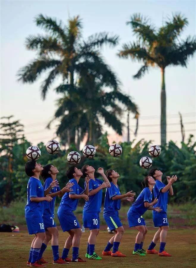 这群15岁就会结婚的女孩，一边捡垃圾一边踢球，竟连续三年勇夺世界冠军