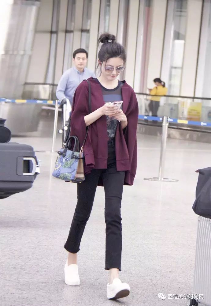 关晓彤沈梦辰合作舞台花絮,明星私服沈梦辰