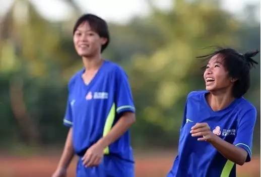 这群15岁就会结婚的女孩，一边捡垃圾一边踢球，竟连续三年勇夺世界冠军