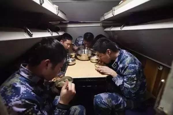中国军兵的伙食,现在中国潜艇官兵每天的伙食标准
