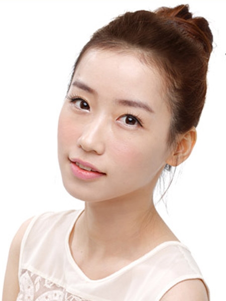 韩式发型扎法慵懒秋冬显脸小,韩式发型扎法步骤教程