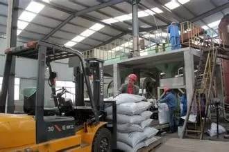 肥料结块是起反应吗,肥料起坨还能用吗