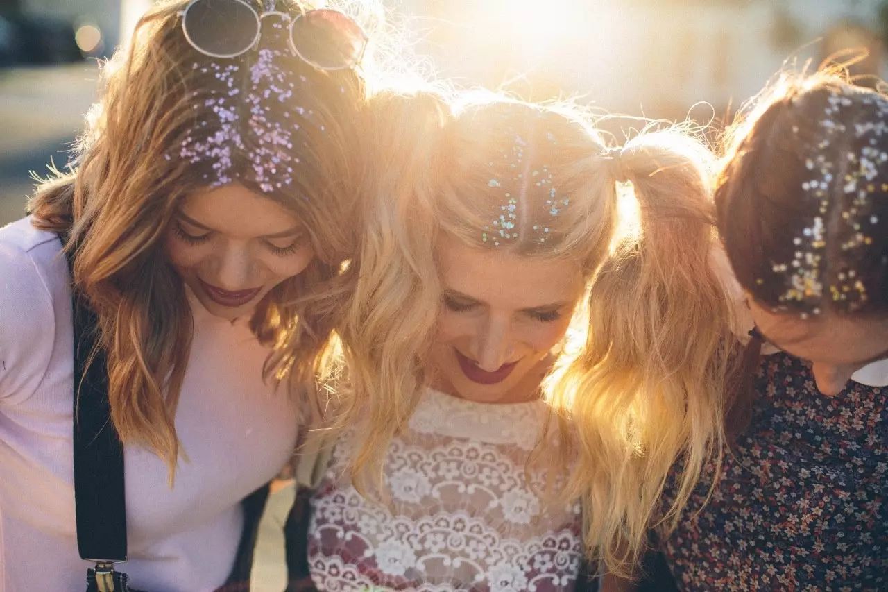 染发完长出黑头发怎么处理,染发后长出黑发怎么扎