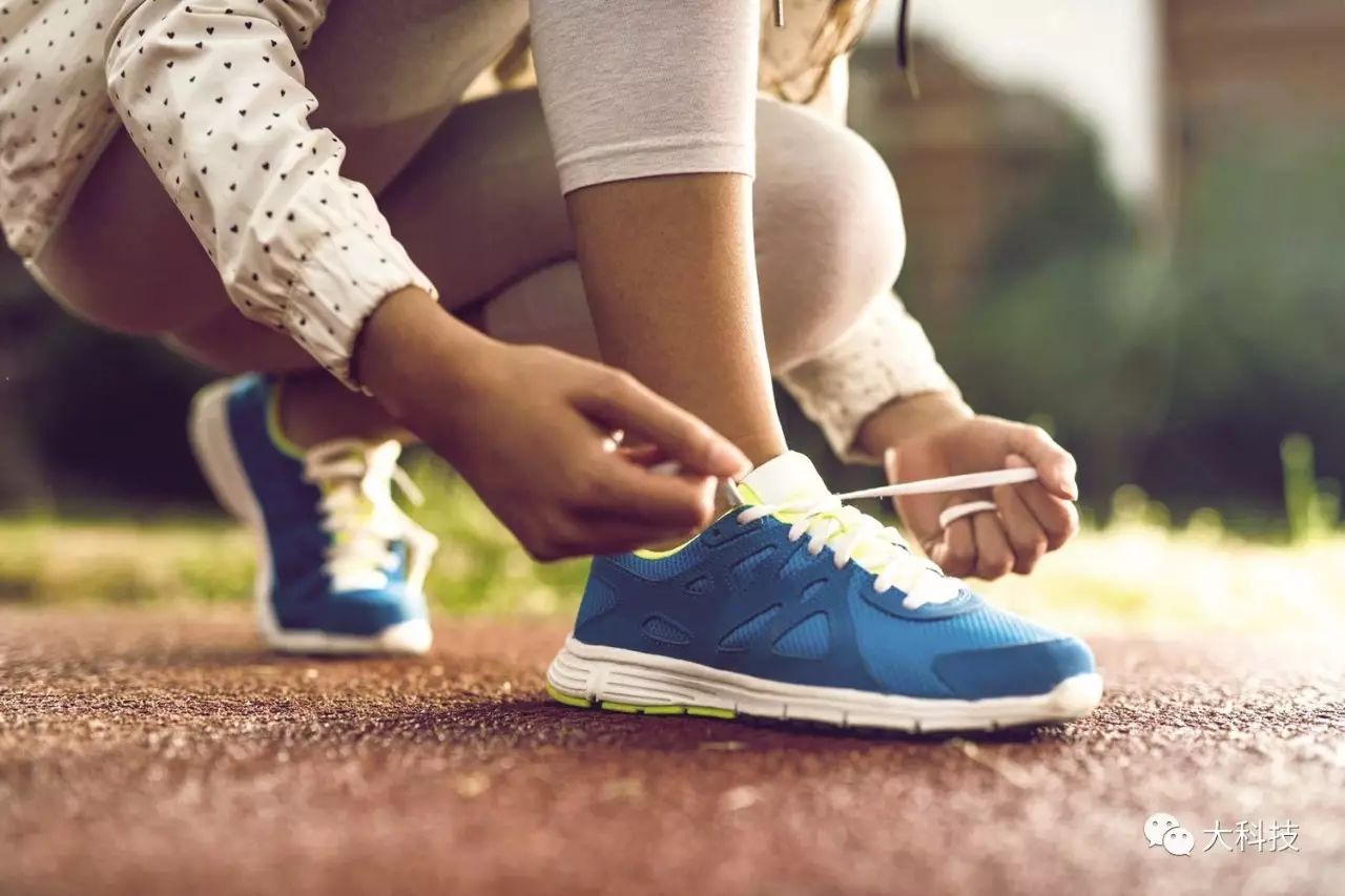 鞋带怎么打开才松开,如何捆鞋带才不松开
