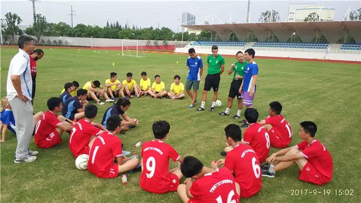 欧冠球队给诺中学生上足球课