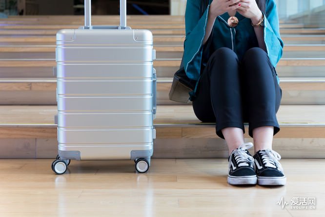 我拖着小米90分旅行箱上街的时候有人问我：这个是薛之谦同款吗？