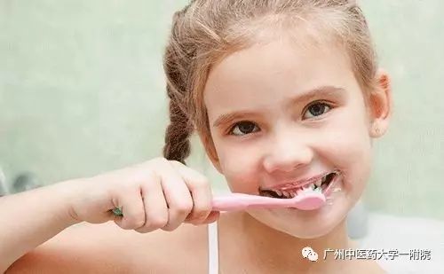 小孩门牙中间有个缝需要箍牙吗,小孩门牙旁边有缝可以箍牙吗