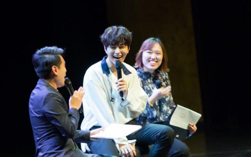 金明洙甜蜜瞬间,金明洙躺在申惠善怀里