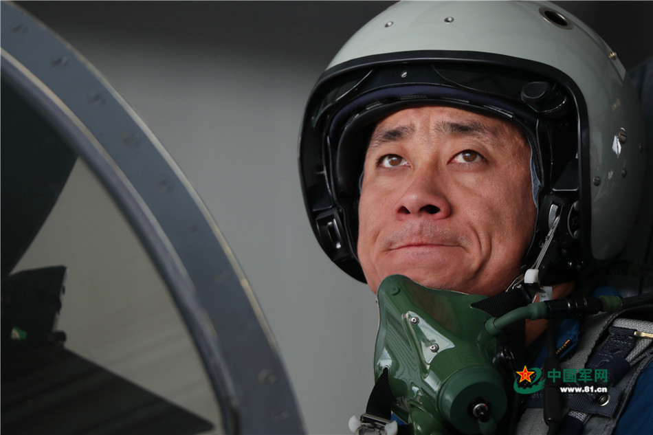 相约长空：巴方空军少将体验飞行中方先进战机