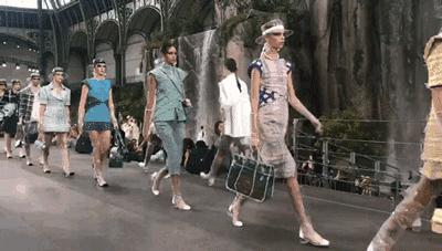 叹为观止！香奈儿把瀑布搬到了大皇宫！猜猜刘雯最近朋友圈发了什么？