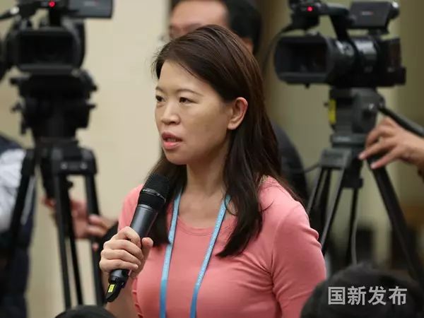 高铁女子接受央视采访,高铁女乘务员上央视开门大吉