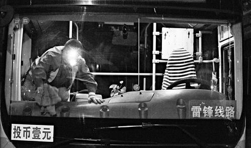 夜色渐浓，“大家伙”们陆续“回巢”,保洁员开始为它们洗去一天的风尘