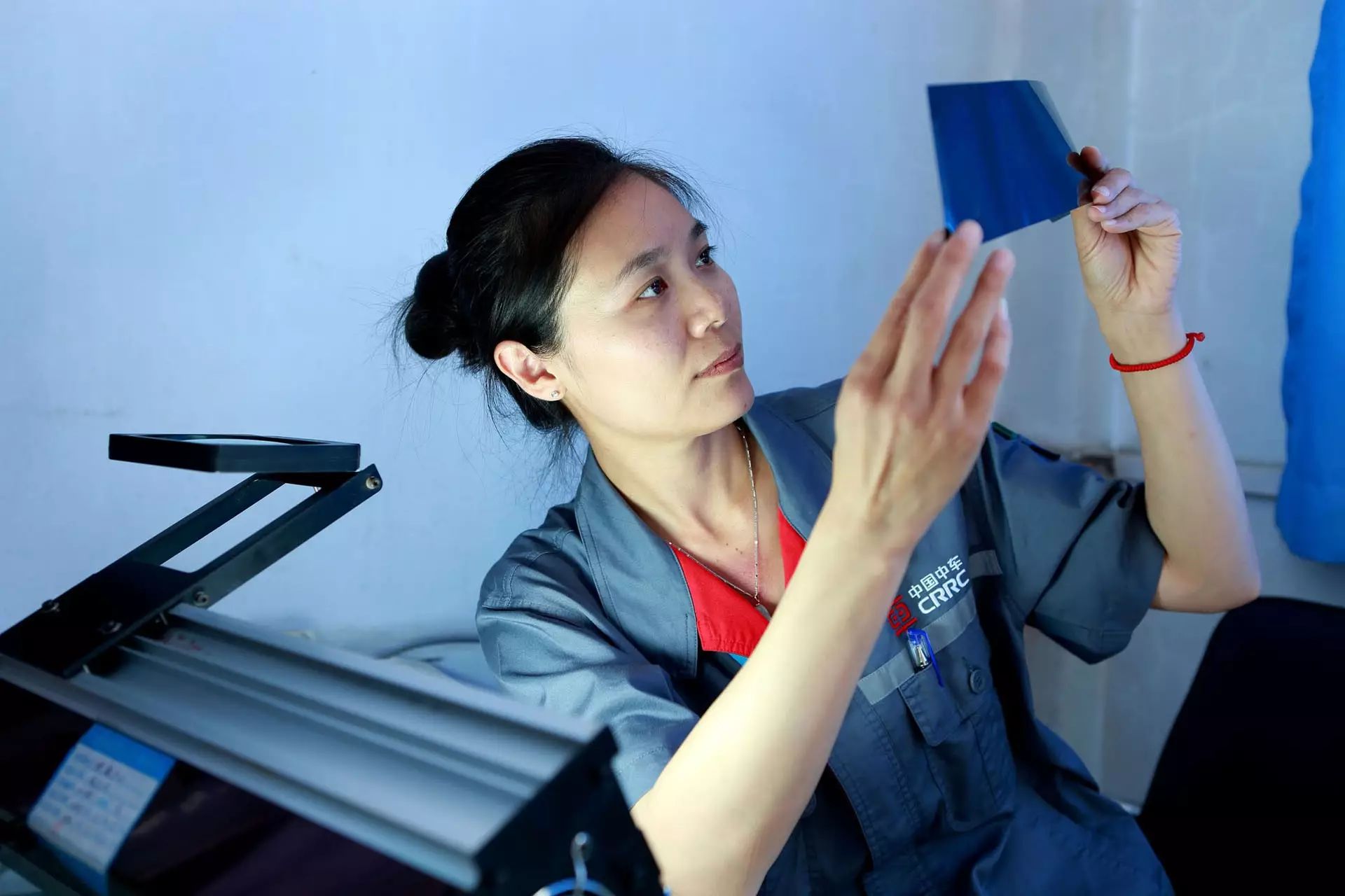 高铁女子接受央视采访,高铁女乘务员上央视开门大吉