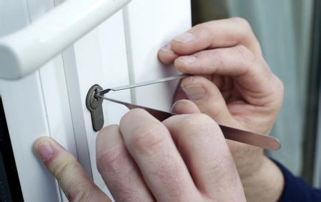 找开锁师傅开锁安全吗,找开锁匠要注意什么