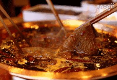 在逐渐降温的日子，你最需要吃一口火锅！重庆这些主题火锅店，你想去哪一家排队？