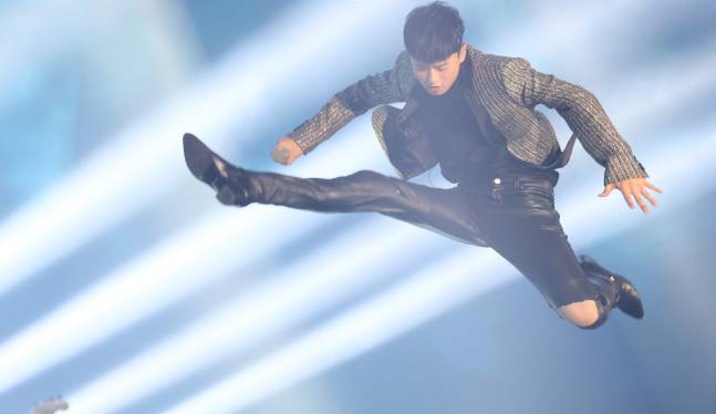 张杰鹿晗真心英雄,张杰篮球场踢足球