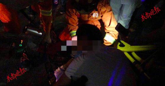 男子骑共享汽车被女孩骑走,男童脚被卡共享单车