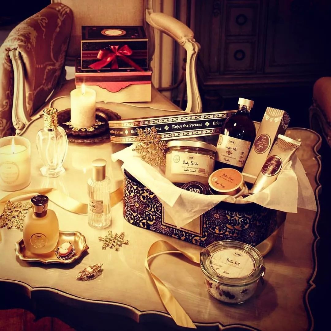 好痒啊！我除了能给你一个痒痒挠，还能给你一瓶身体乳！