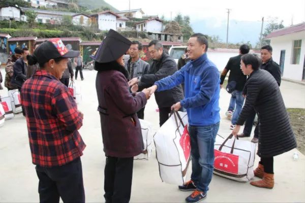 爱心义诊送上门医疗扶贫暖人心,公益义诊送温暖