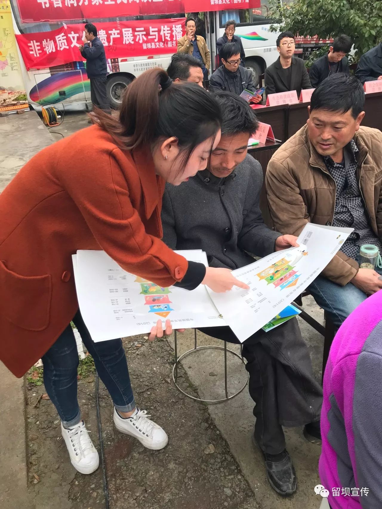 开展贫困户自信自强感恩宣传活动,扶志扶智激发群众脱贫内生动力