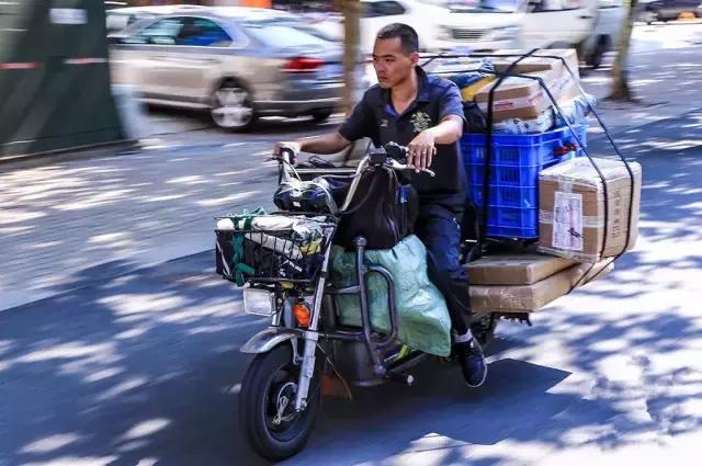 凌晨5点西安的街头感人一幕,西安高温40度搞笑视频