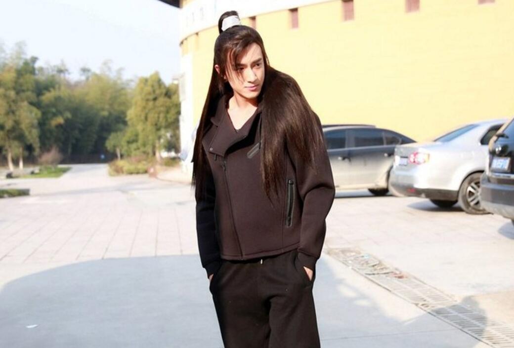 为何林更新要反穿5000元的衣服给漱口水打广告？