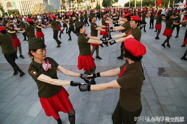 甘肃平凉网红老人跳广场舞,甘肃平凉广场舞大爷