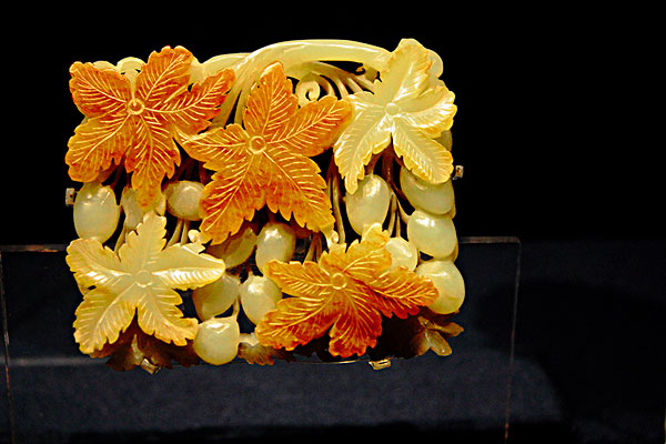 玉手镯挑人吗,玉人手镯