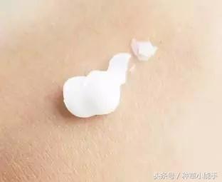 娜扎晒美背皮肤白到发光,娜扎变身神奇女侠白到发光