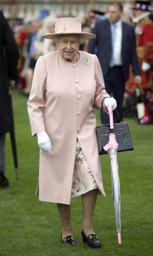 英国女王的彩虹伞,英国女王撑油纸伞