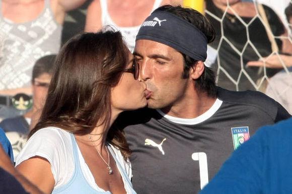 日本足球明星女友,足球明星萨拉女友