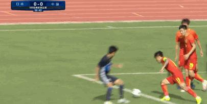 输球又输人！日本队脚太黑背后飞铲还不够一脚踹在国足小将裆部