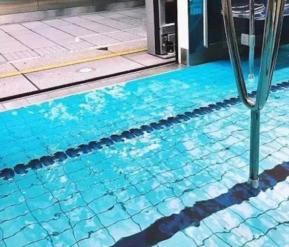 地铁站秒变游泳池,地铁变游泳池