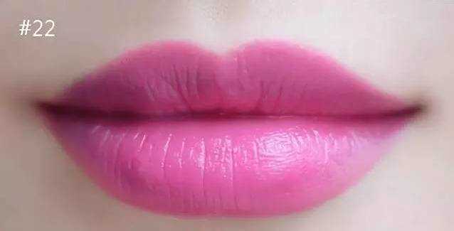 李一桐涂偏黑口红,李一桐唇纹