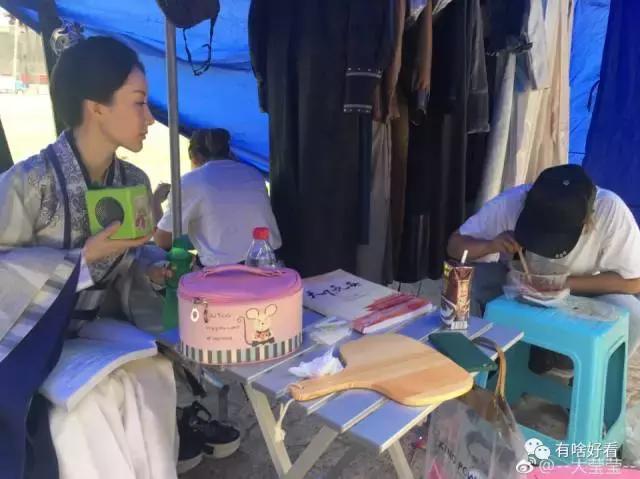 拍戏40度高温穿厚衣服,横店40度拍戏现场