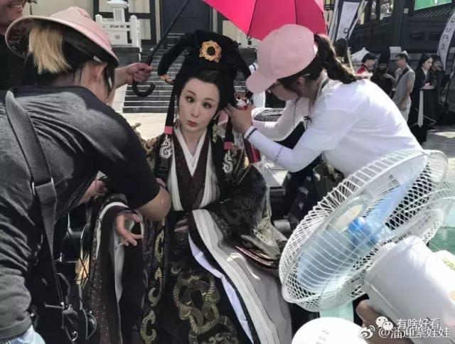 拍戏40度高温穿厚衣服,横店40度拍戏现场