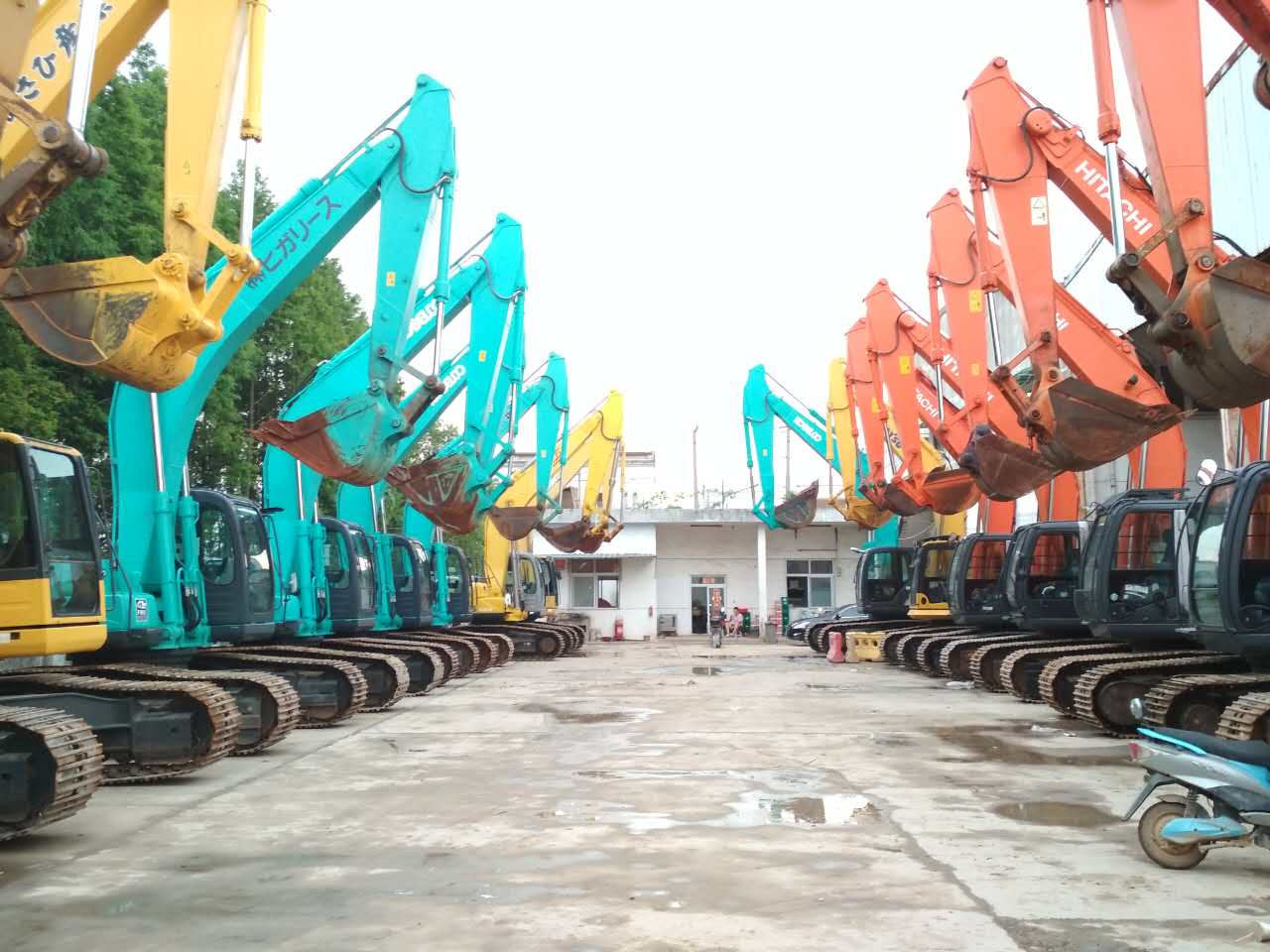 二手挖掘机现场实拍,二手挖掘机直击现场