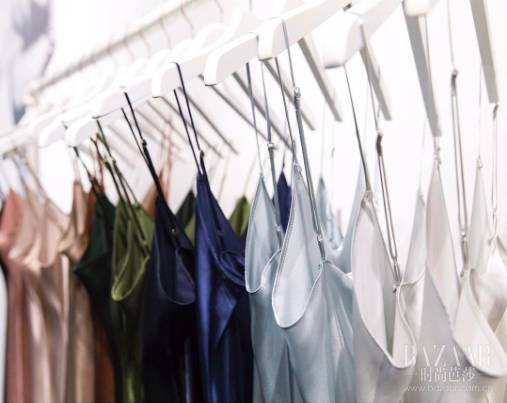 趁这6个小众品牌连衣裙还没烂大街,跟宋茜赵丽颖穿起来过夏天!