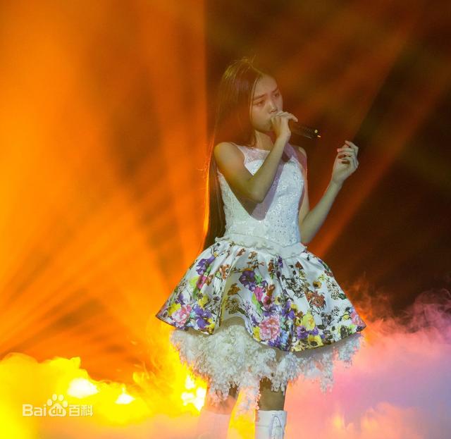 十二岁女孩翻唱歌曲震撼全场,11岁小姑娘翻唱经典歌曲