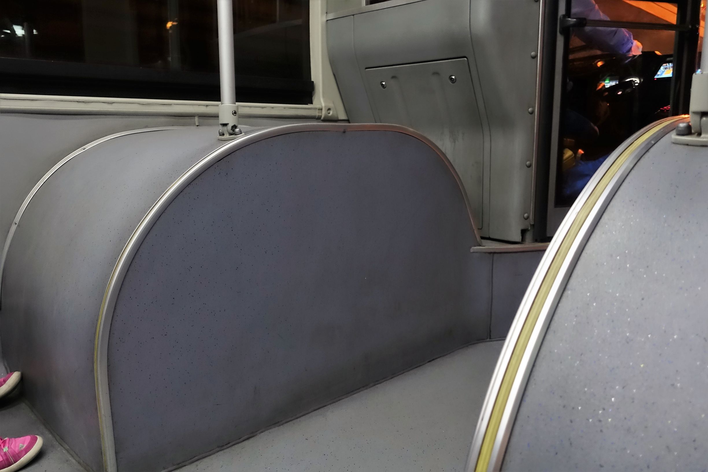 骑车如同走钢丝,过斑马线要跨栏记者亲历北京交通中的“反人类设计”