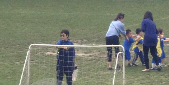 孙俪陪儿子打比赛,孙俪晒儿女踢球照