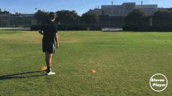 足球正脚背长传球教学,怎么让足球新手快速学会踢弧线球