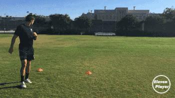 足球正脚背长传球教学,怎么让足球新手快速学会踢弧线球