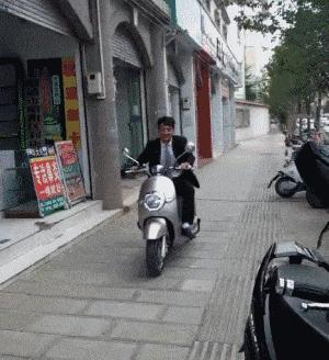 佛前一跪三千年，未见我佛心生怜；莫是尘埃遮佛眼，原是未献香火钱；佛若不贪，为何要世人供奉？