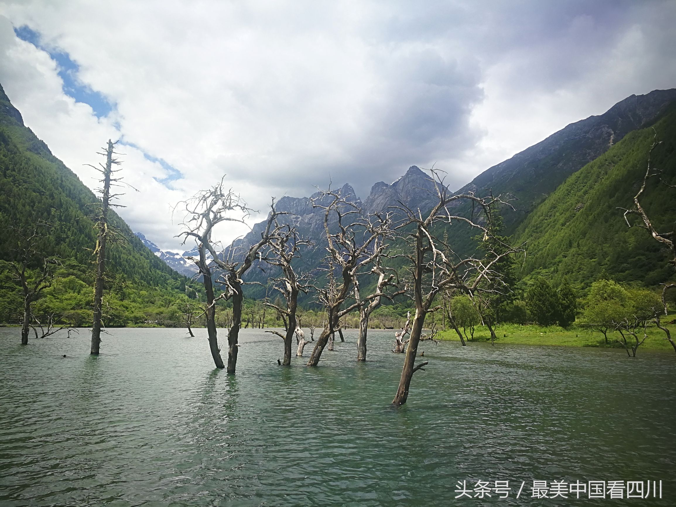 川渝足球首次高原巅峰对决在四姑娘山清凉打响