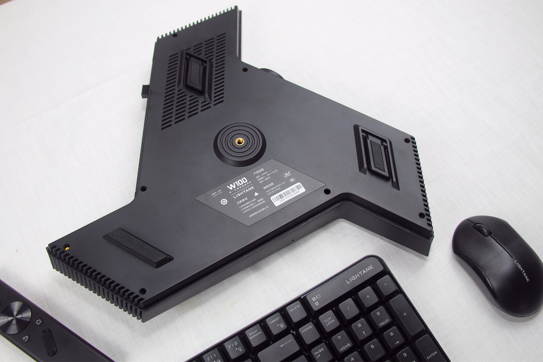 商务投影仪不再笨重难用，“拍拍”即可同屏，操作体验超爽快