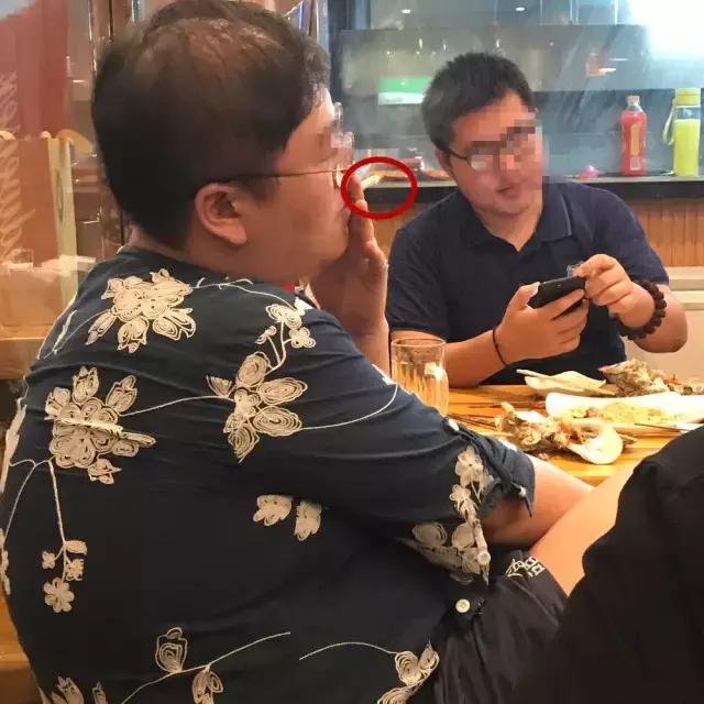 「曝光台」无视病人健康！某医院保安在大门口吸烟