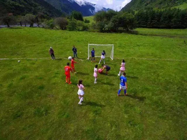 李贝贝的“贵族”足球队来阿坝州了,靓丽足球宝贝精彩助阵